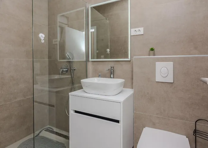 3 Bedroom Awesome In Dom wakacyjny Vrsi