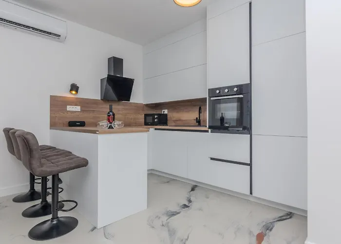 3 Bedroom Awesome In Dom wakacyjny Vrsi